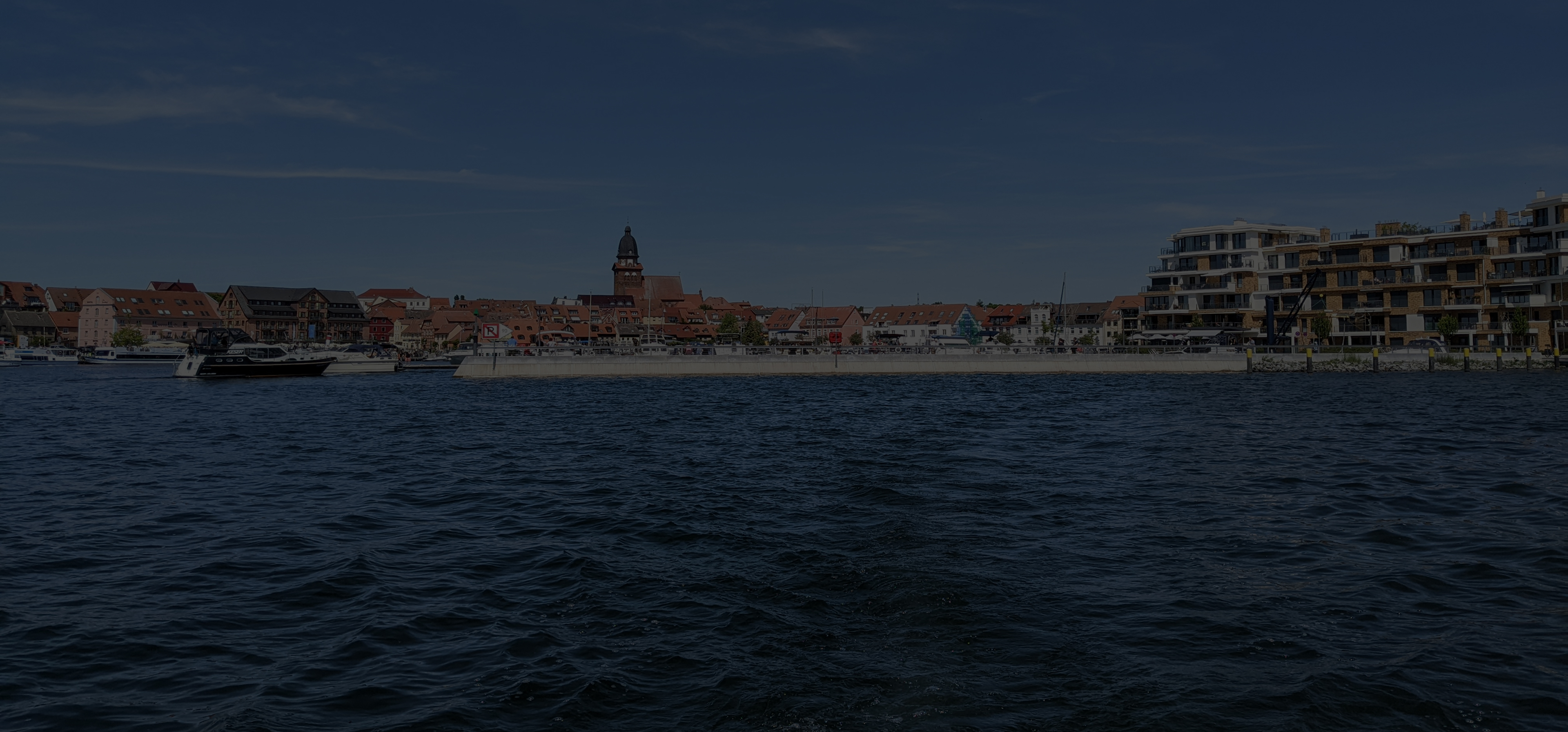 Blick auf Waren (Müritz) am Wasser